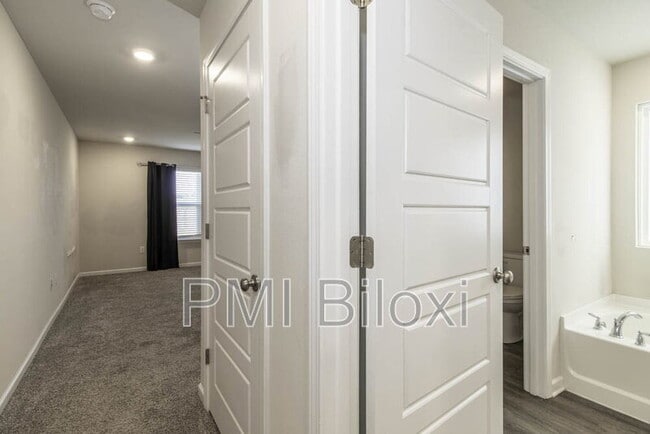 Building Photo - 1005 Enclave Cir