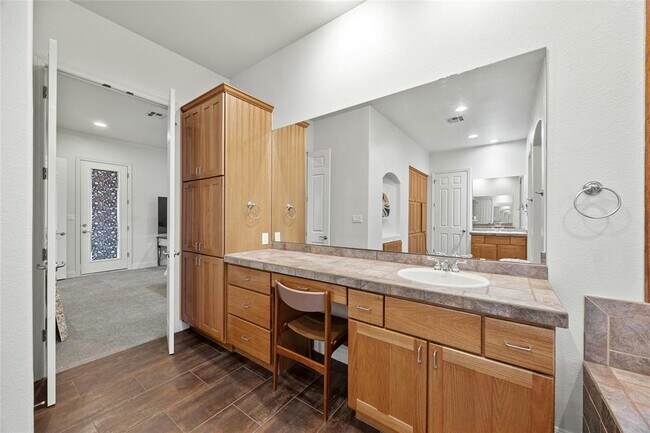 Building Photo - 18500 Lakehead Cir