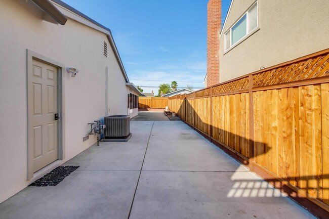 Building Photo - Stylish San Jose Home and Private Yard