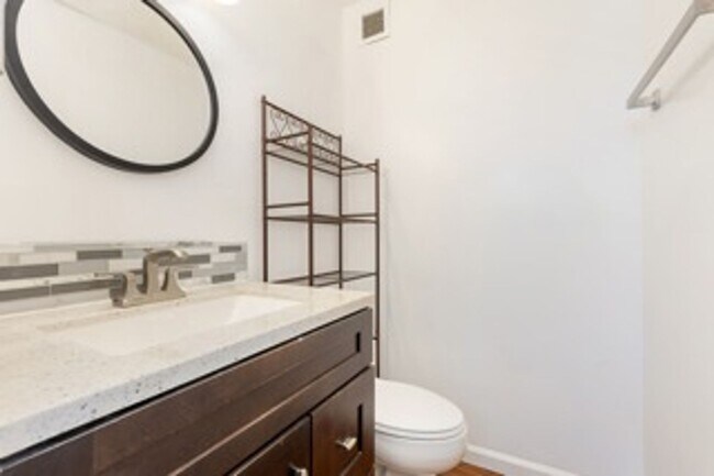 Building Photo - Move-In Ready Salt Lake Condo – Freshly Up...