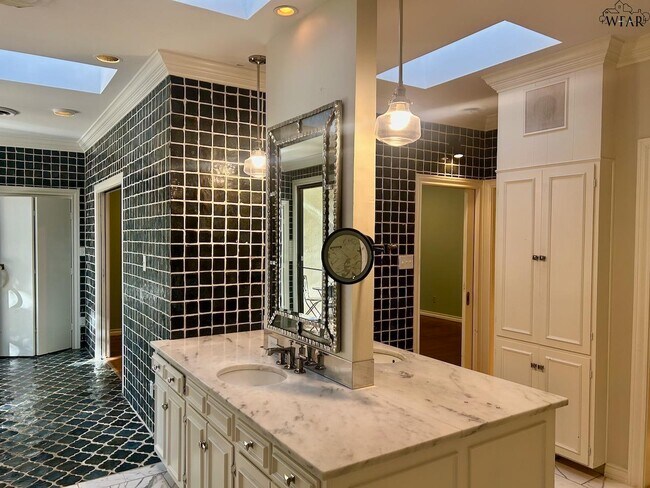 Building Photo - 7 Newcomb Terrace