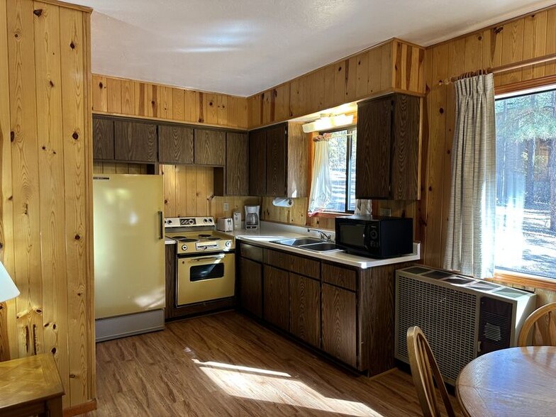 Building Photo - 237 E White Mountain Blvd