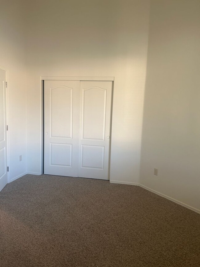 Building Photo - Fresh paint! New Carpets! 3 Bed 2 Bath hom...