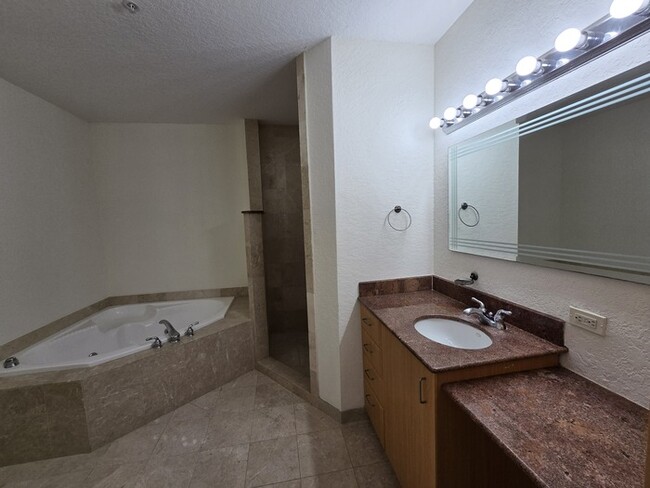 Building Photo - Beautiful 2 Bed 2 Bath Condo in West Palm ...