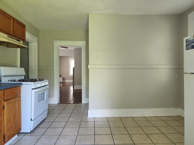 Building Photo - 1612 W 48th St