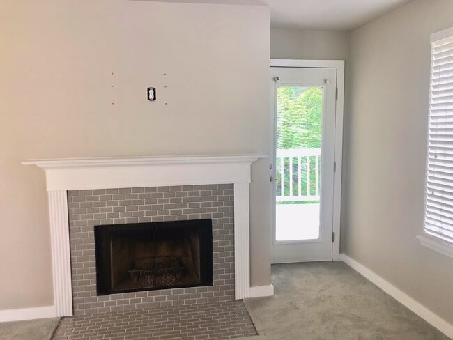 Building Photo - Remodeled Bellevue Condo
