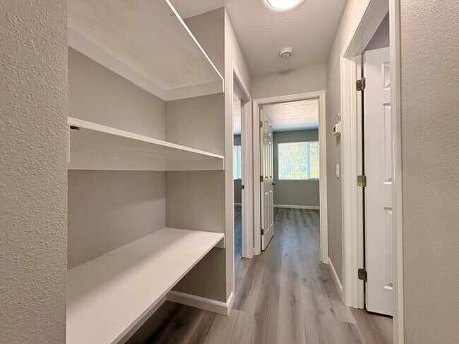 Building Photo - Beautifully updated Auburn apartment!