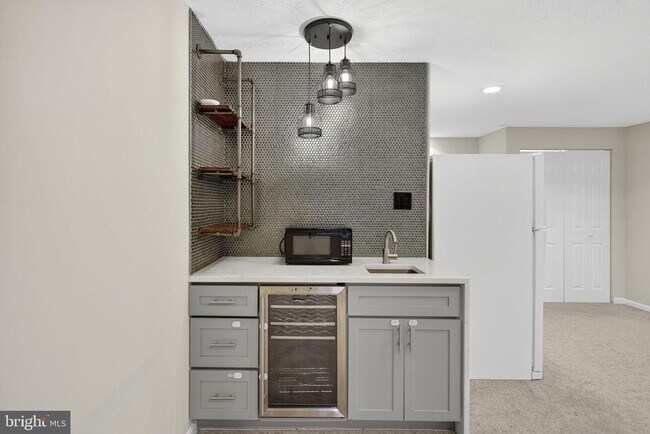 Building Photo - 8605 Western Oak Dr