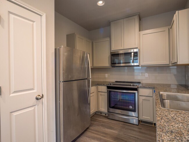 Building Photo - 221 Peruna Dr
