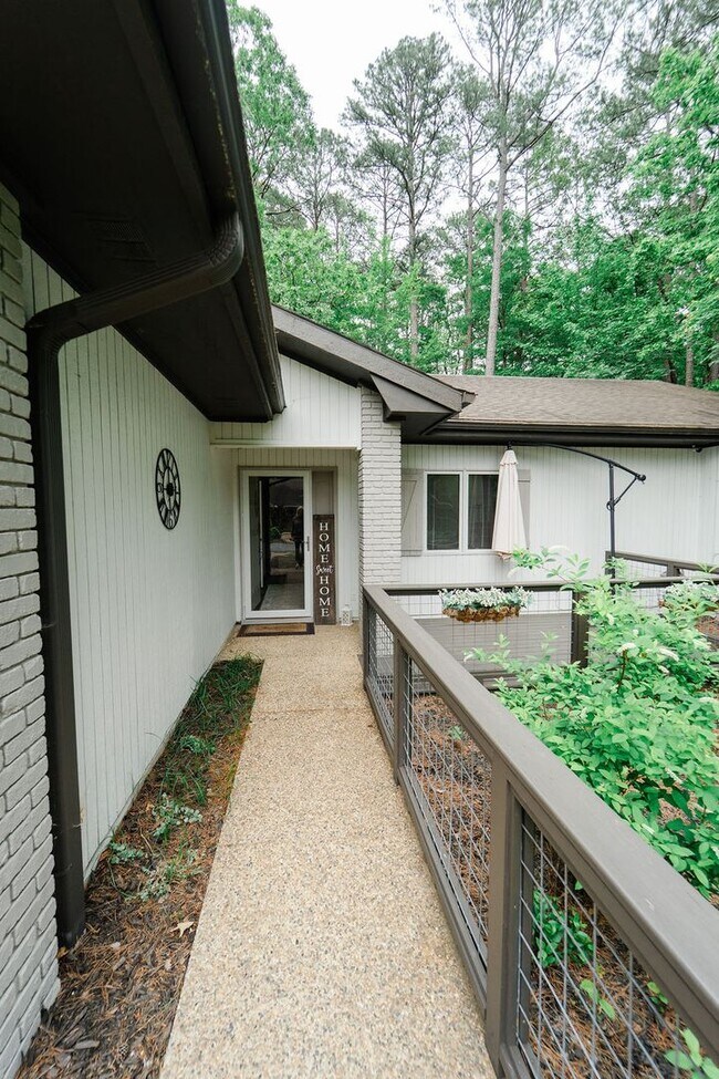 Building Photo - Charming 4 bedroom, 3 bathroom with lots of outdoor living space.