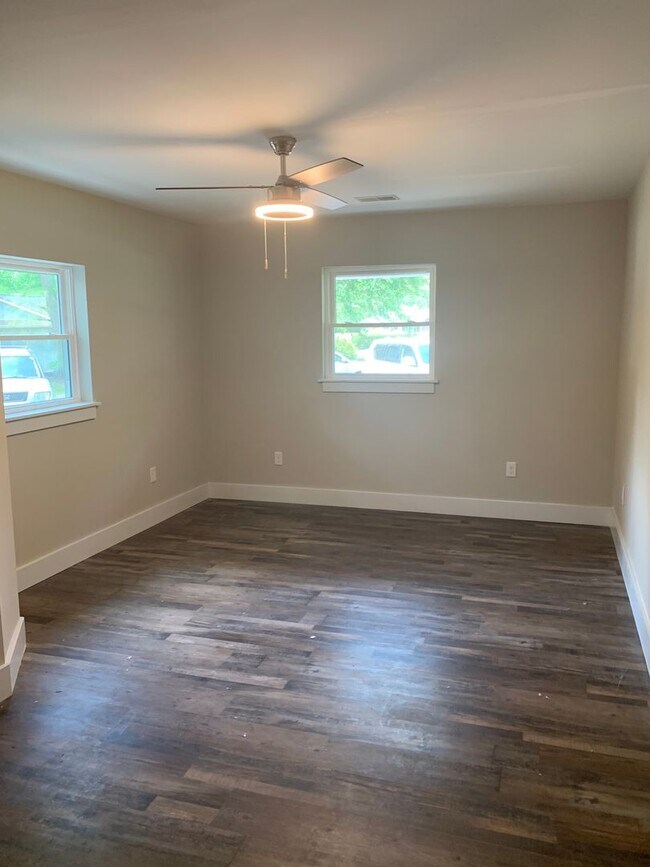 Building Photo - 3 Bedroom 2 Bath House with Fenced-in Yard...