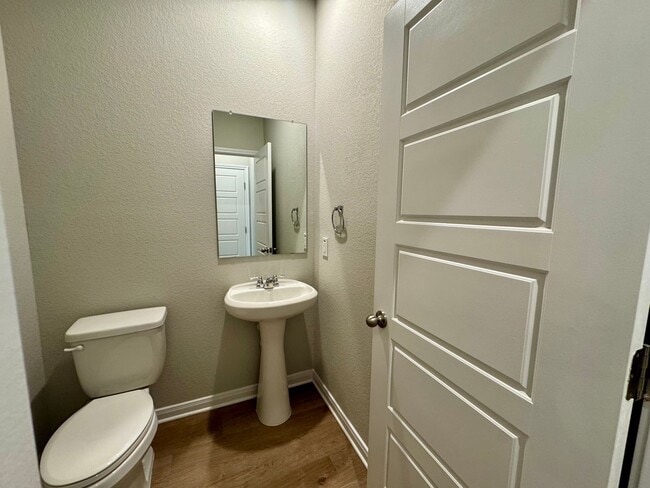 Building Photo - Stunning 4x2.5 Luxury Duplex in Buda, TX!