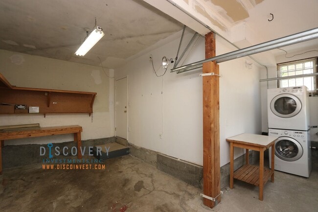 Building Photo - Piedmont Home with Bedroom Suite and Enclosed Yard