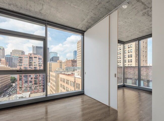 Building Photo - 718 S Clark St