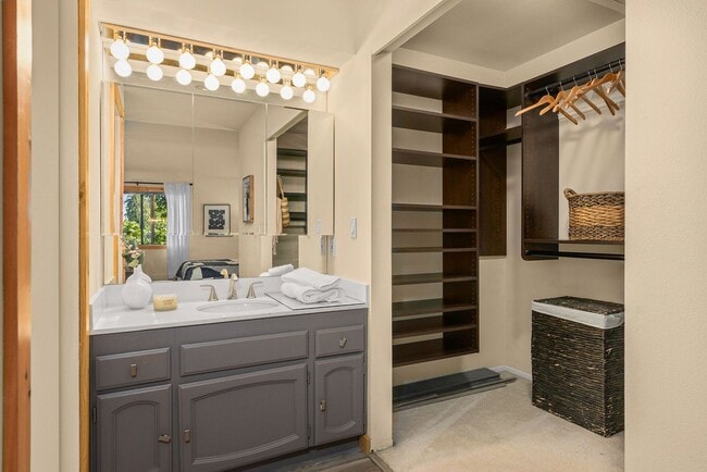 Building Photo - 2Bd/1.75Ba Kirkland Condo