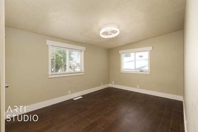 Building Photo - **Stunning 4-Bedroom Home with Modern Amen...