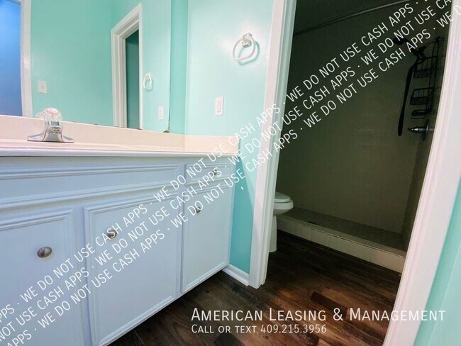 Building Photo - Perfect Home for anyone looking for a blen...