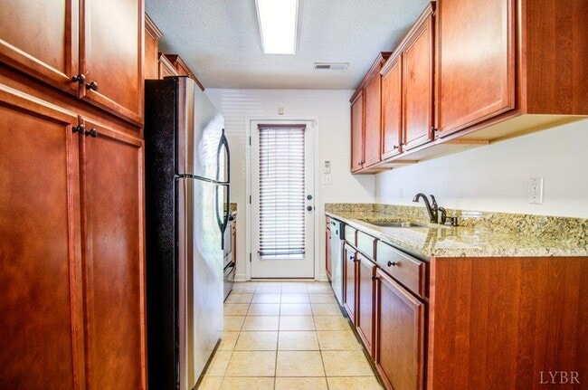 Building Photo - 111 Old Tavern Cir