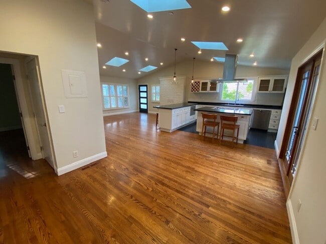 Building Photo - 1122 Miles Ave