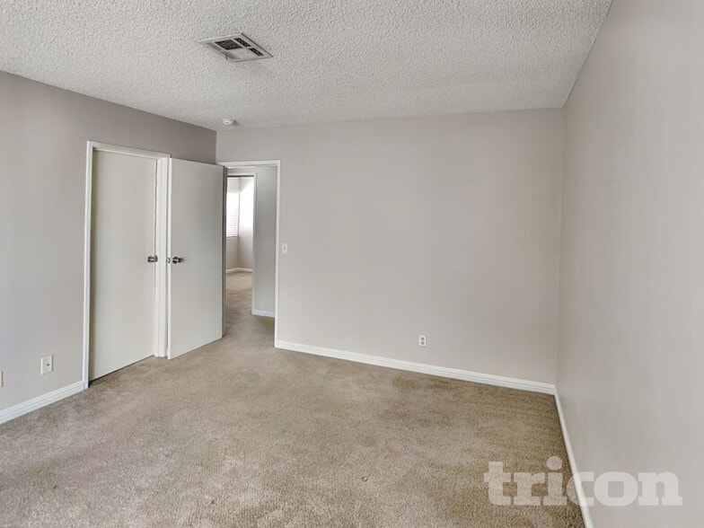 Building Photo - 4634 Grasshopper Dr