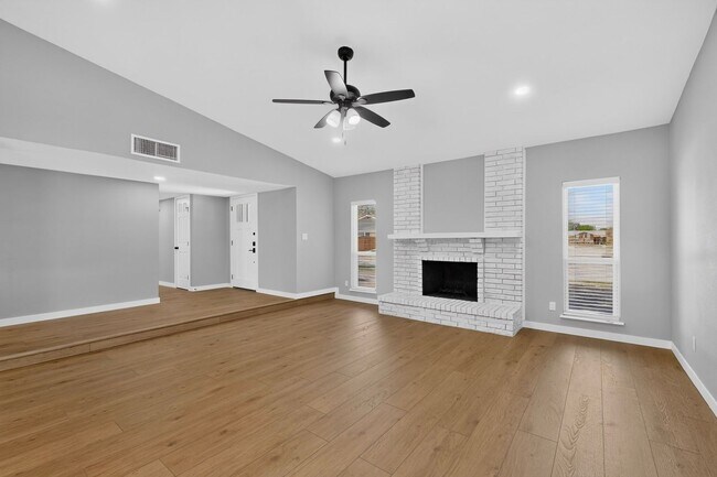 Building Photo - 243 Woodhurst Dr