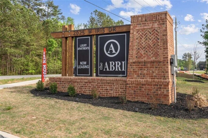 Building Photo - 2025 W Iris Dr SE