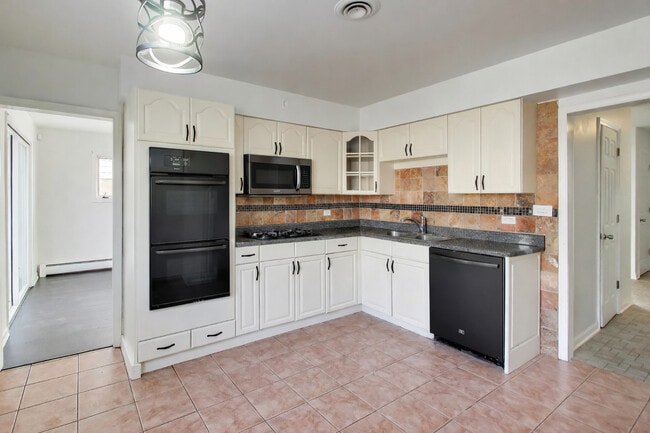 Building Photo - 1006 Devon Ave