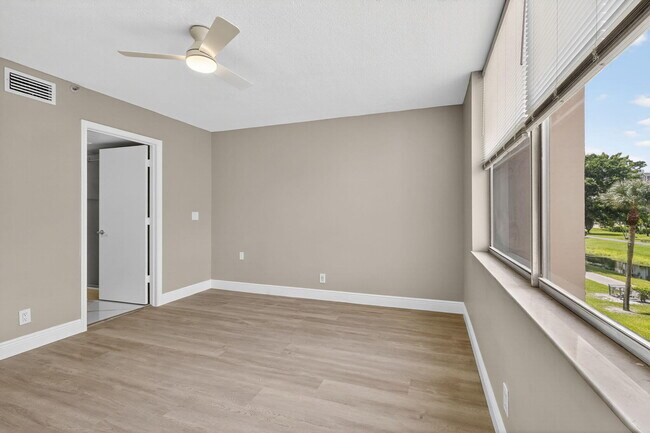 Building Photo - 14527 Bonaire Blvd