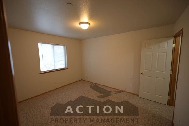 Building Photo - 2 bed 1 bath, top floor apartment in Port Angeles, close to Peninsula College and the Olympic Nat...