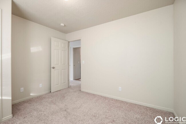 Building Photo - Spacious Condo in Great Location!
