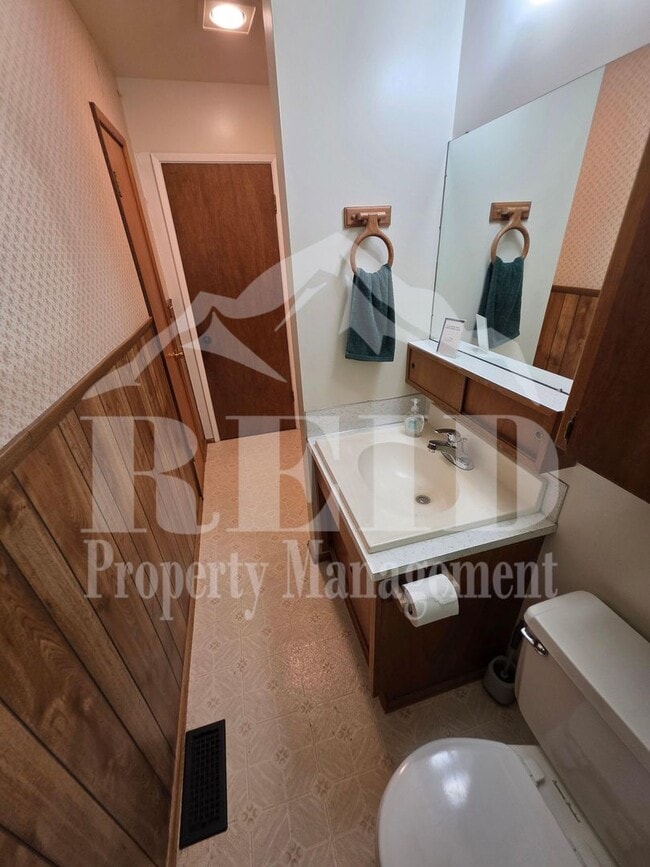 Building Photo - Central Kitsap Home with Large Fenced Yard Close to Shopping, Base, & Kitsap Lake