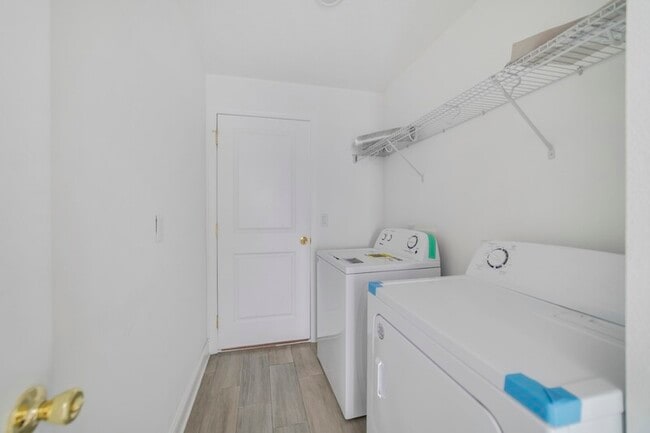 Building Photo - 417 St Johns Ln