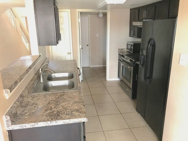 Building Photo - West El Paso 3 bed refrig A/C Home with Bonus Loft and Solar!