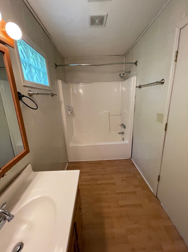 full bath on 2nd floor - 6006 Lynn Rd