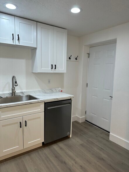 Building Photo - 4348 N Maple Dr