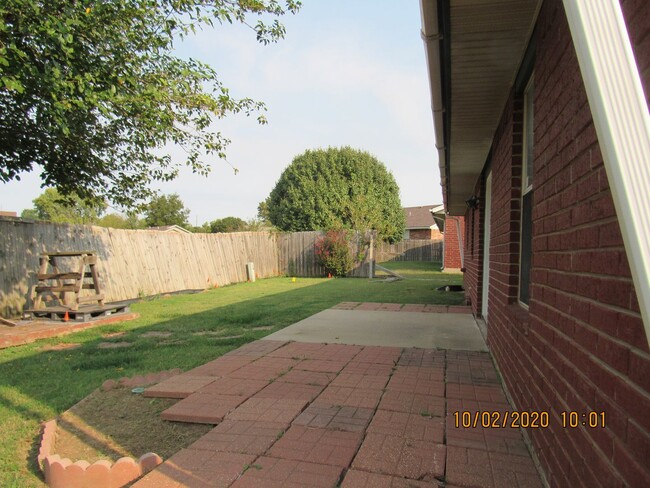 Building Photo - Great Eastside Home!