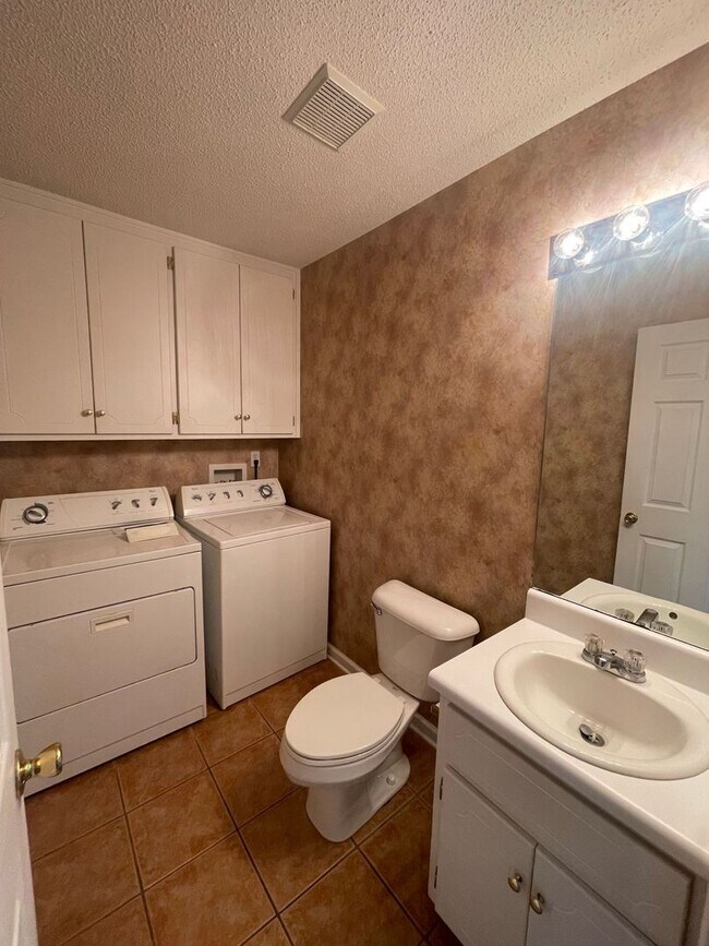 Building Photo - 143 S Spring View Dr