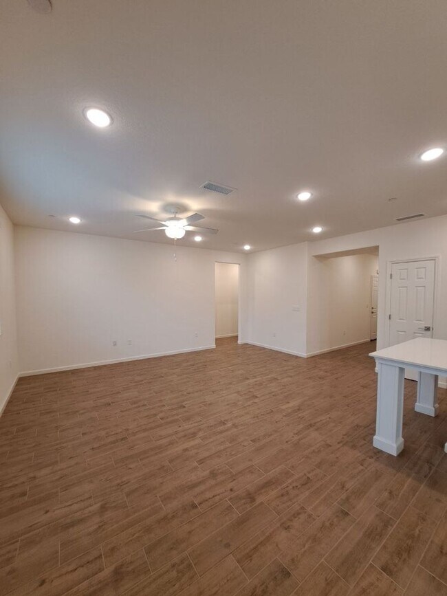 Building Photo - 3 Bedroom Home Near Armstrong & Olive!