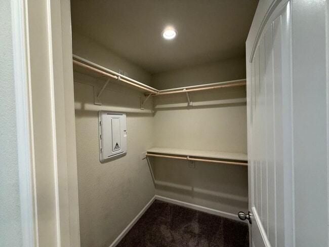 Building Photo - Two story home located in Sylvan School District!
