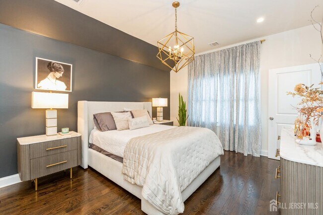 Building Photo - 45 Miller St