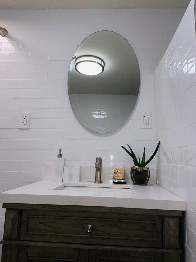 Building Photo - 2440 Wickstrom Pl SW