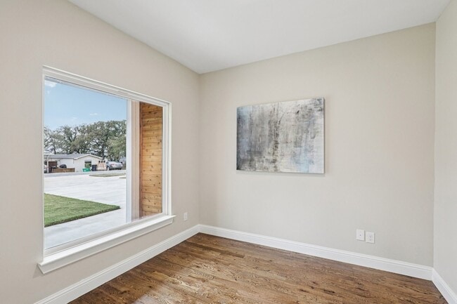 Building Photo - 1713 Highland Dr W