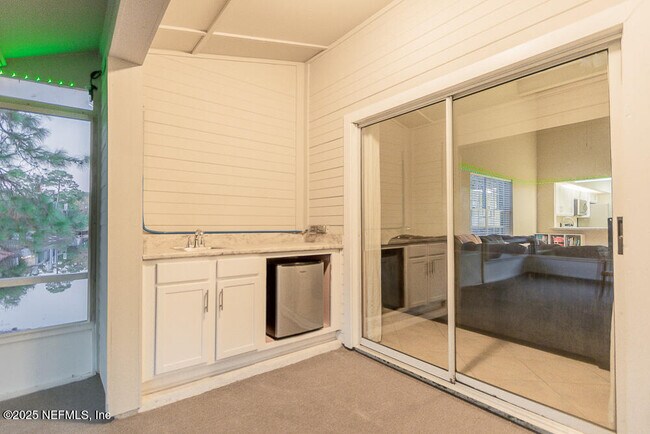 Building Photo - 11060 Wandering Oaks Dr