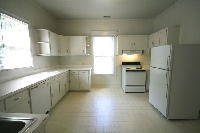 Building Photo - Spacious 3BR/2BA Duplex in Historic Lakewo...