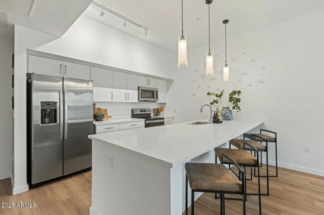 Building Photo - 301 W Roosevelt St