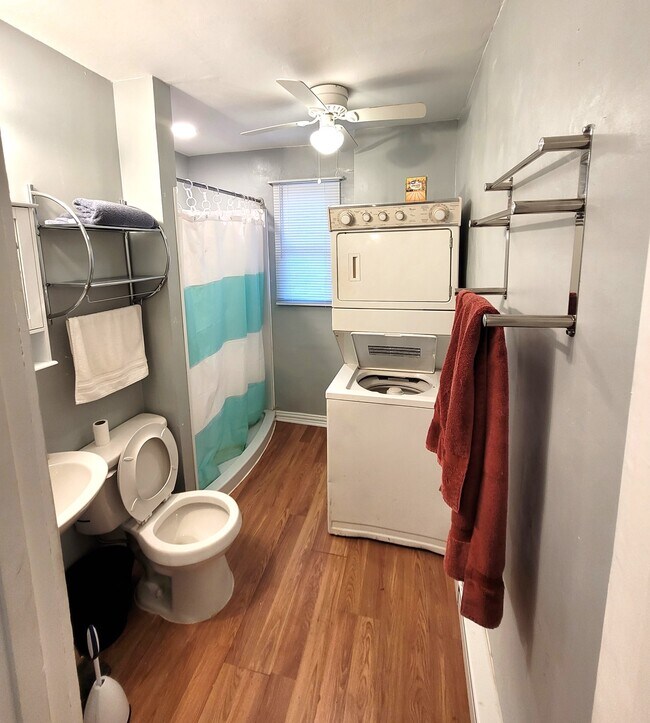 Main bath - 2802 Hedgerow Dr