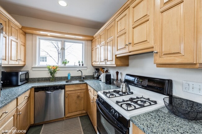 Building Photo - 322 N Monroe St