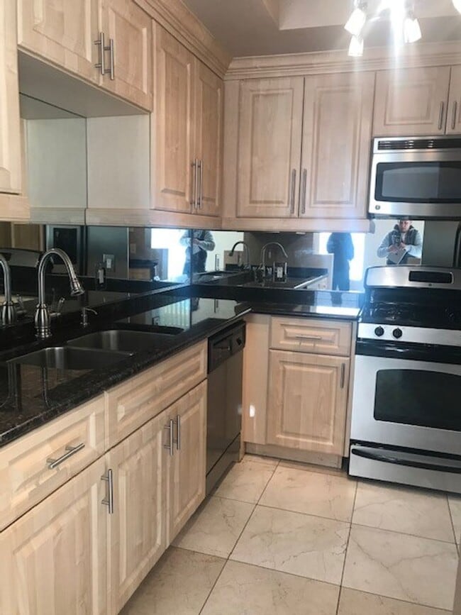 Building Photo - Condo In A Luxurious Community - 1 Bedroom