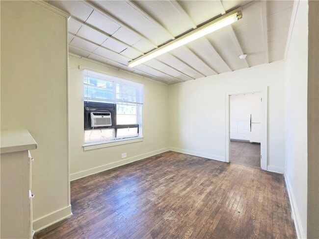 Building Photo - 645 W Dickson St