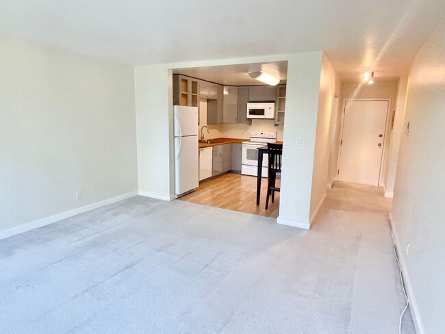 Primary Photo - Light Filled, Pristine 1br/1Ba Condo w/Par...